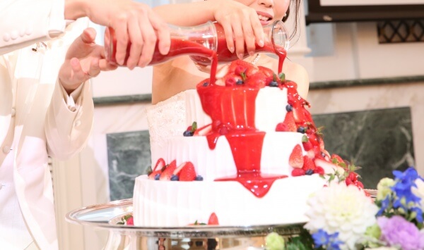 新潟市結婚式場　ブレストン　いちご　ケーキ　キャンドルサービス　いちごたっぷりウェディングケーキ　ドリップケーキ