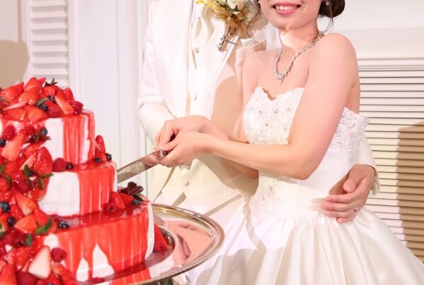 新潟市結婚式場　ブレストン　いちご　ケーキ　キャンドルサービス　いちごたっぷりウェディングケーキ　ドリップケーキ