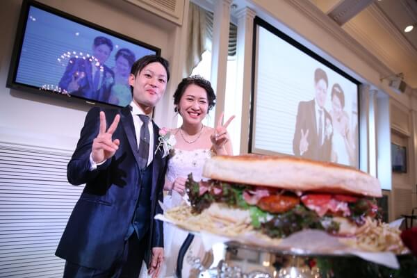 新潟市結婚式場　ブレストン　BIGハンバーガー　ハンバーガー　ケーキ入刀　ウェディングケーキ　フラワーシャワー　レッドカーペット　アフターセレモニー　ファーストバイト