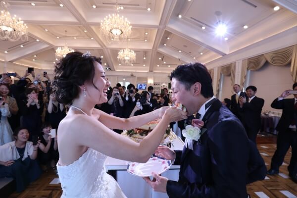 新潟市結婚式場　ブレストン　BIGハンバーガー　ハンバーガー　ケーキ入刀　ウェディングケーキ　フラワーシャワー　レッドカーペット　アフターセレモニー　ファーストバイト