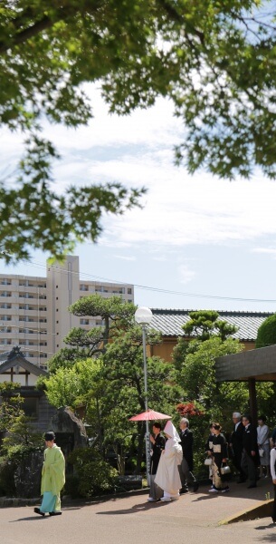 新潟市結婚式場　ブレストン　和婚　神前式　着物　白無垢　三社神社　参道　折鶴シャワー