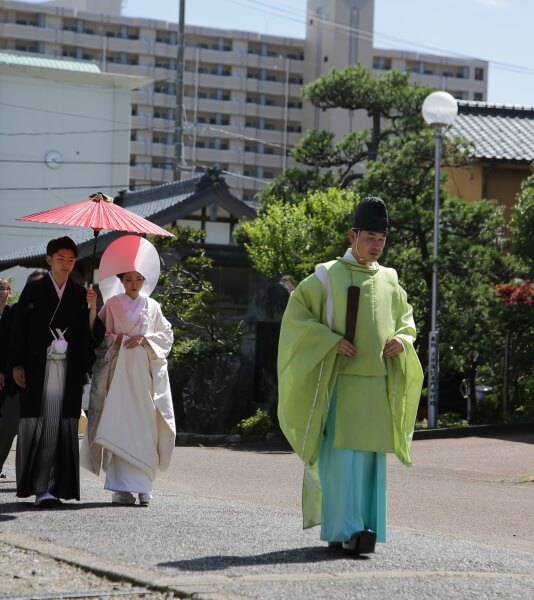 新潟市結婚式場　ブレストン　和婚　神前式　着物　白無垢　三社神社　参道　折鶴シャワー