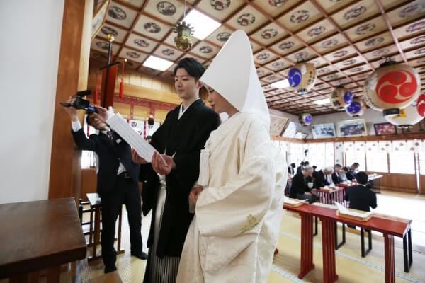 新潟市結婚式場　ブレストン　和婚　神前式　着物　白無垢　三社神社　参道　折鶴シャワー