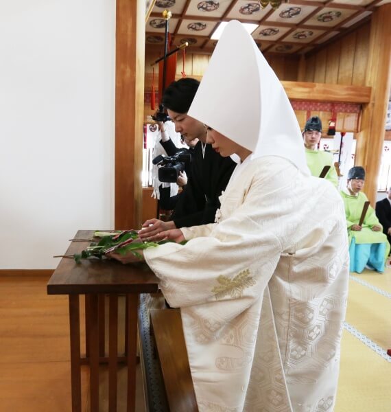 新潟市結婚式場　ブレストン　和婚　神前式　着物　白無垢　三社神社　参道　折鶴シャワー