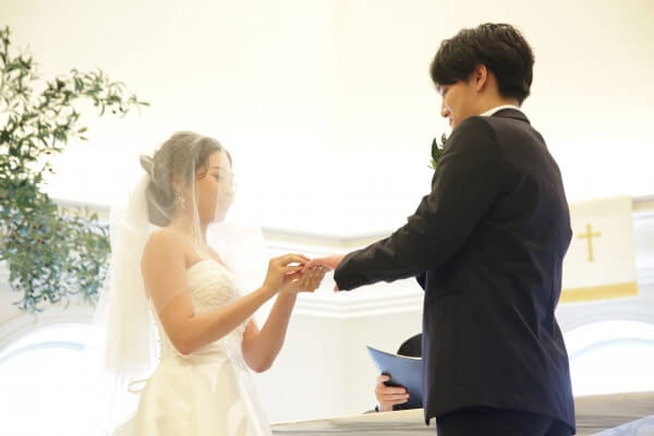 新潟市結婚式場　ブレストン　ナチュラル　ウェディング　海外　アースカラー　ニュアンスカラー　ワイルドフラワー　フラワーコーディネート　ボタニカル　大人　チャペル式　リーフシャワー　アフターセレモニー