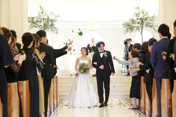 新潟市結婚式場　ブレストン　ナチュラル　ウェディング　海外　アースカラー　ニュアンスカラー　ワイルドフラワー　フラワーコーディネート　ボタニカル　大人　チャペル式　リーフシャワー　アフターセレモニー