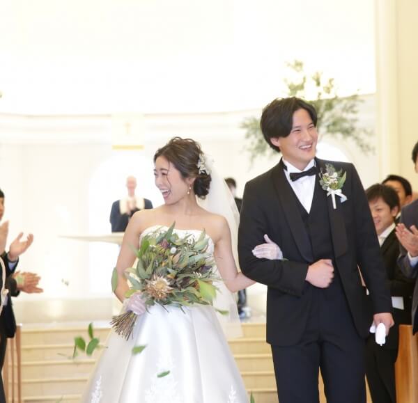 新潟市結婚式場　ブレストン　ナチュラル　ウェディング　海外　アースカラー　ニュアンスカラー　ワイルドフラワー　フラワーコーディネート　ボタニカル　大人　チャペル式　リーフシャワー　アフターセレモニー