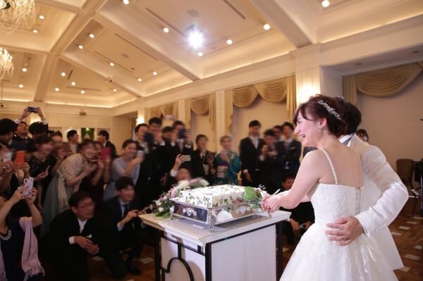 新潟市結婚式場　ブレストン　大人可愛い　おしゃれ　ニュアンスカラー　くすみカラー　オシャレ　フォント　テーブルコーディネート　パーティ　入場　ウェディングケーキ　エディブルフラワー　テーブルラウンド　演出　お色直し　カラードレス